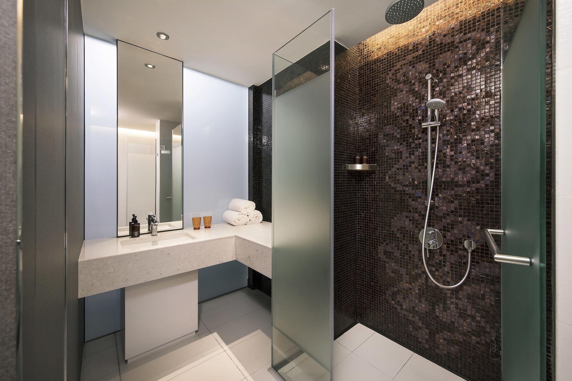 Resorts World Sentosa - Hotel Сингапур Экстерьер фото A shower with a sliding door