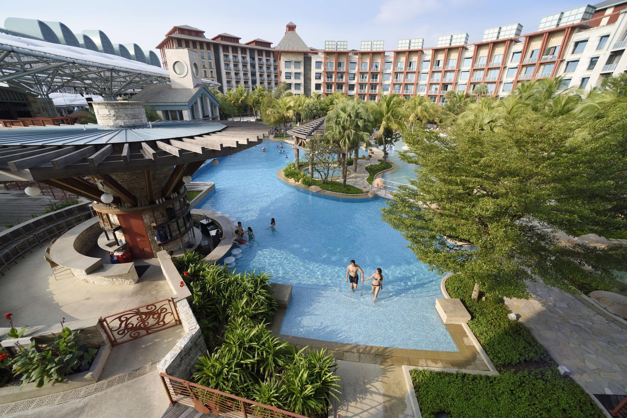 Resorts World Sentosa - Hotel Сингапур Экстерьер фото The pool at the resort
