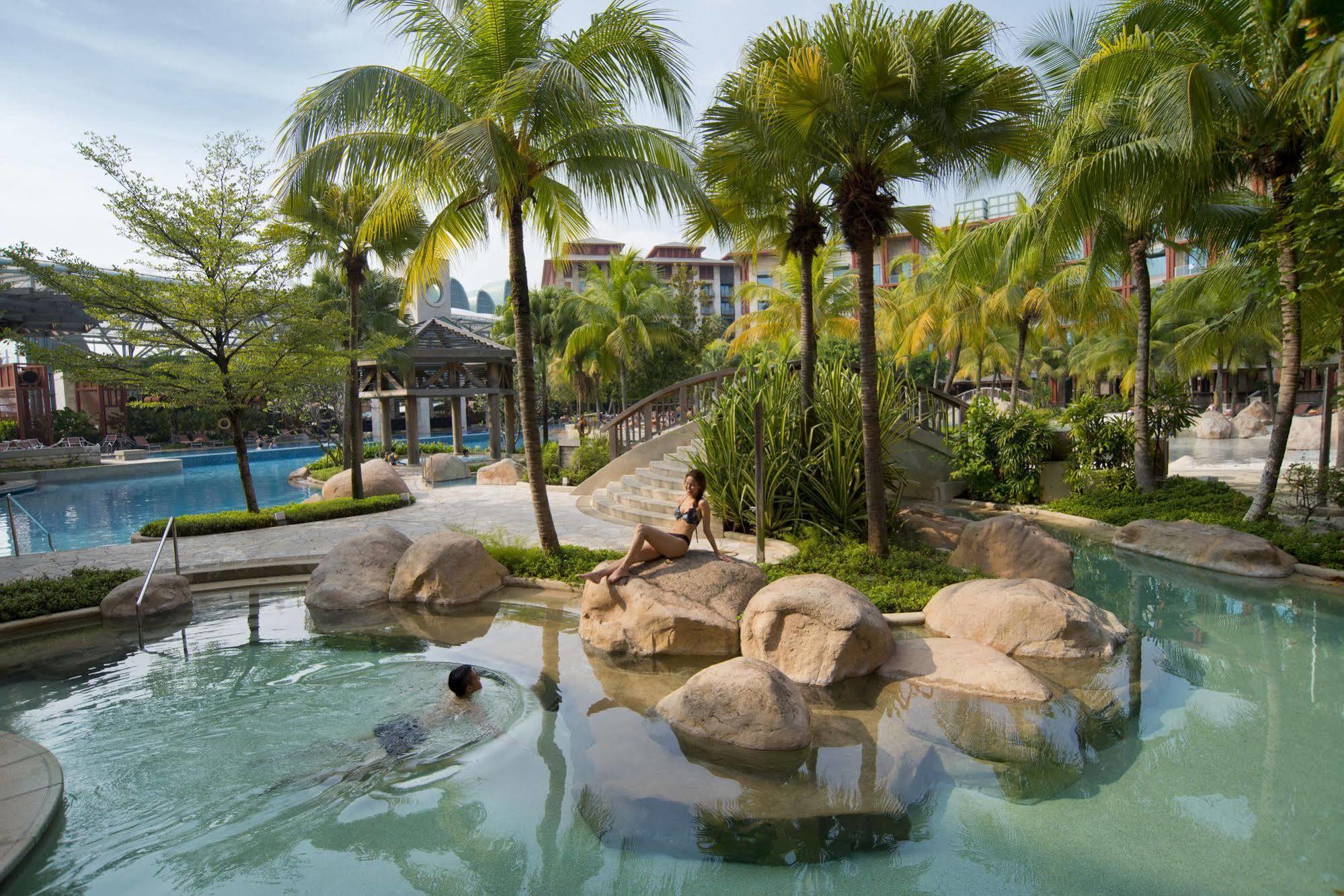Resorts World Sentosa - Hotel Сингапур Экстерьер фото The Rock Pool